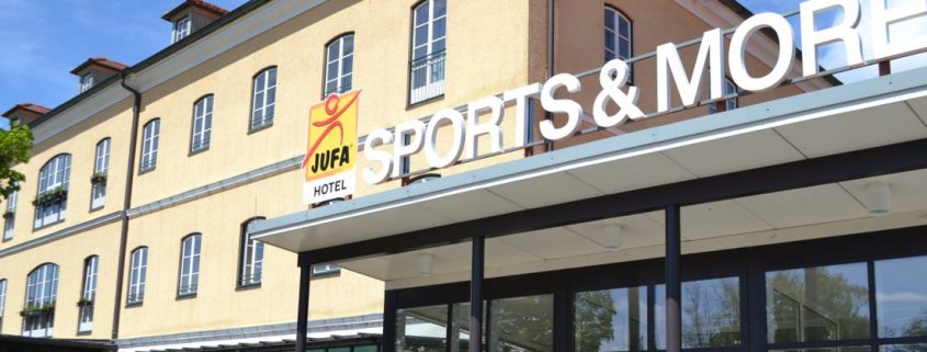 Hotelansicht vom JUFA Hotel Fürstenfeld Sport-Resort mit Eingang